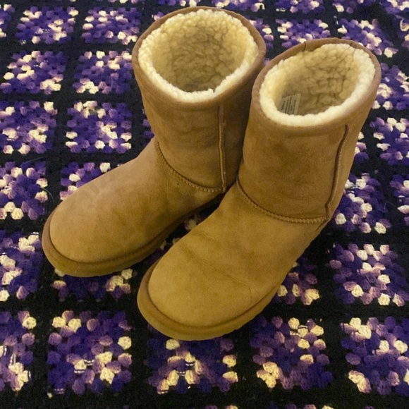 UGG tan classic leather/sheepskin short boots 7W. - Picture 2 of 6